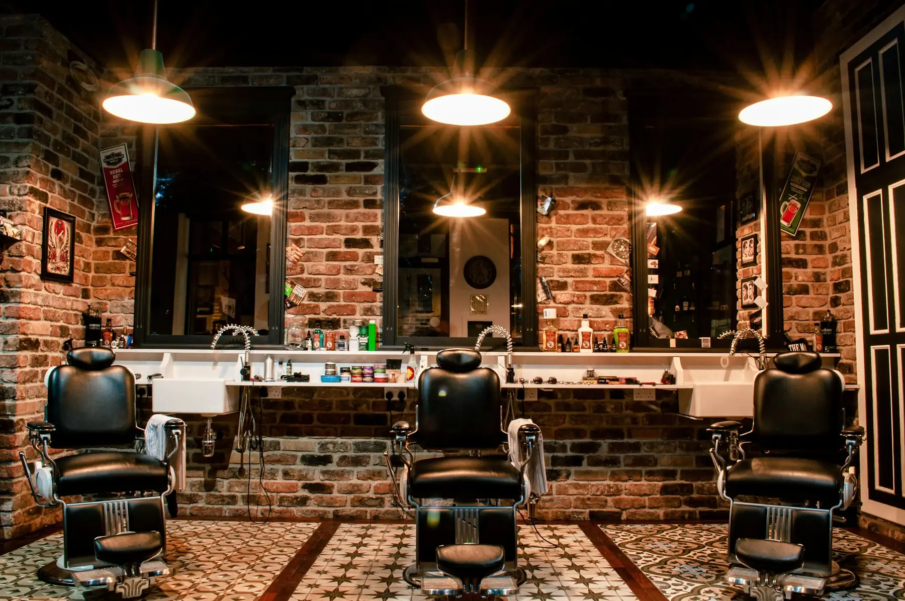 Wnętrze barber shopu z fotelami i ceglaną ścianą