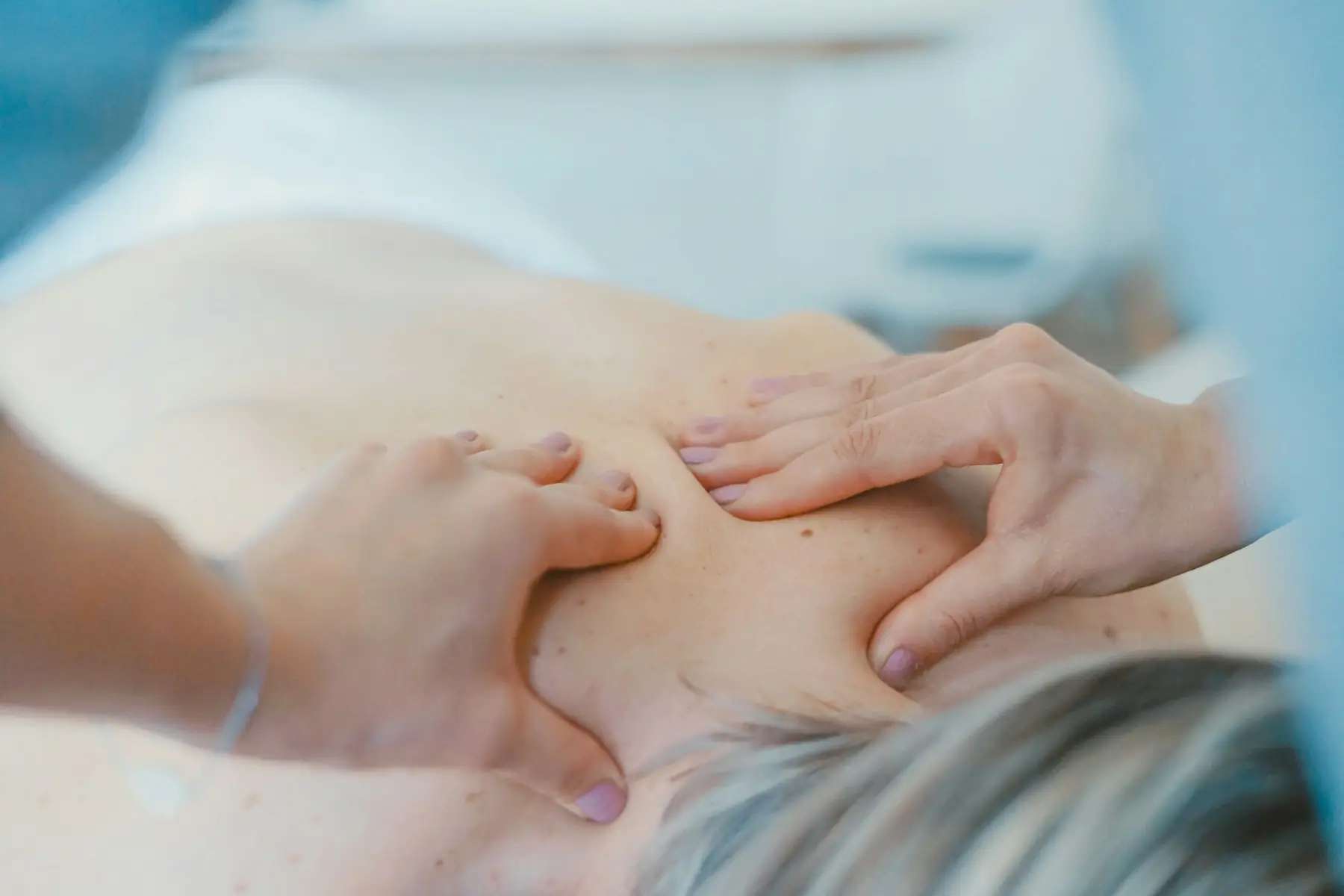 Fizjoterapeuta podczas terapii pleców