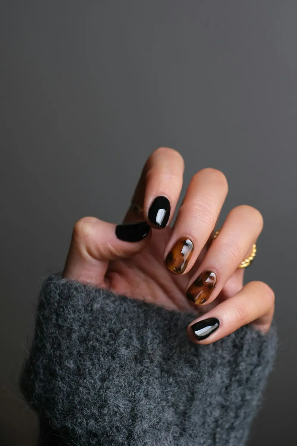 Dłoń z ciemnym manicure