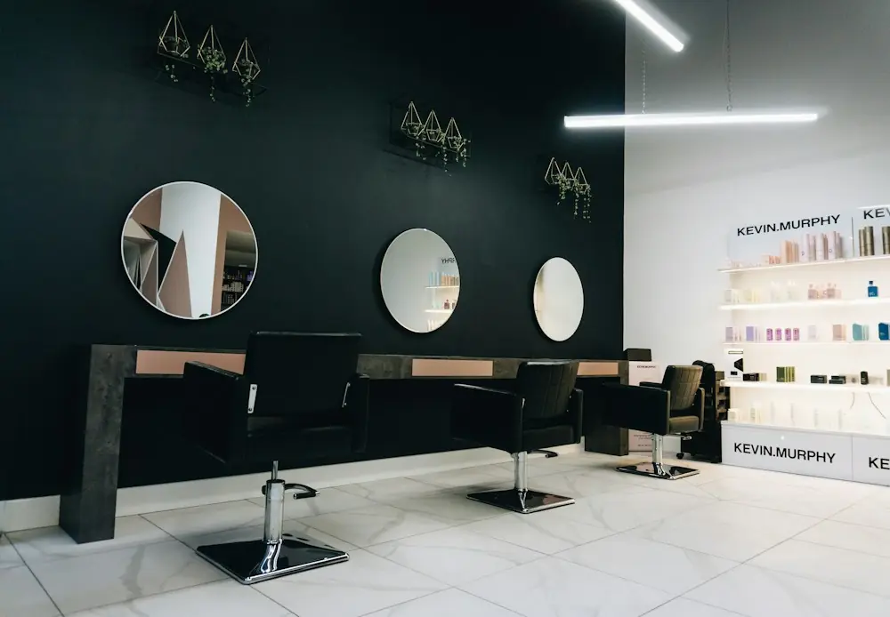 Wnętrze salonu z lustrami