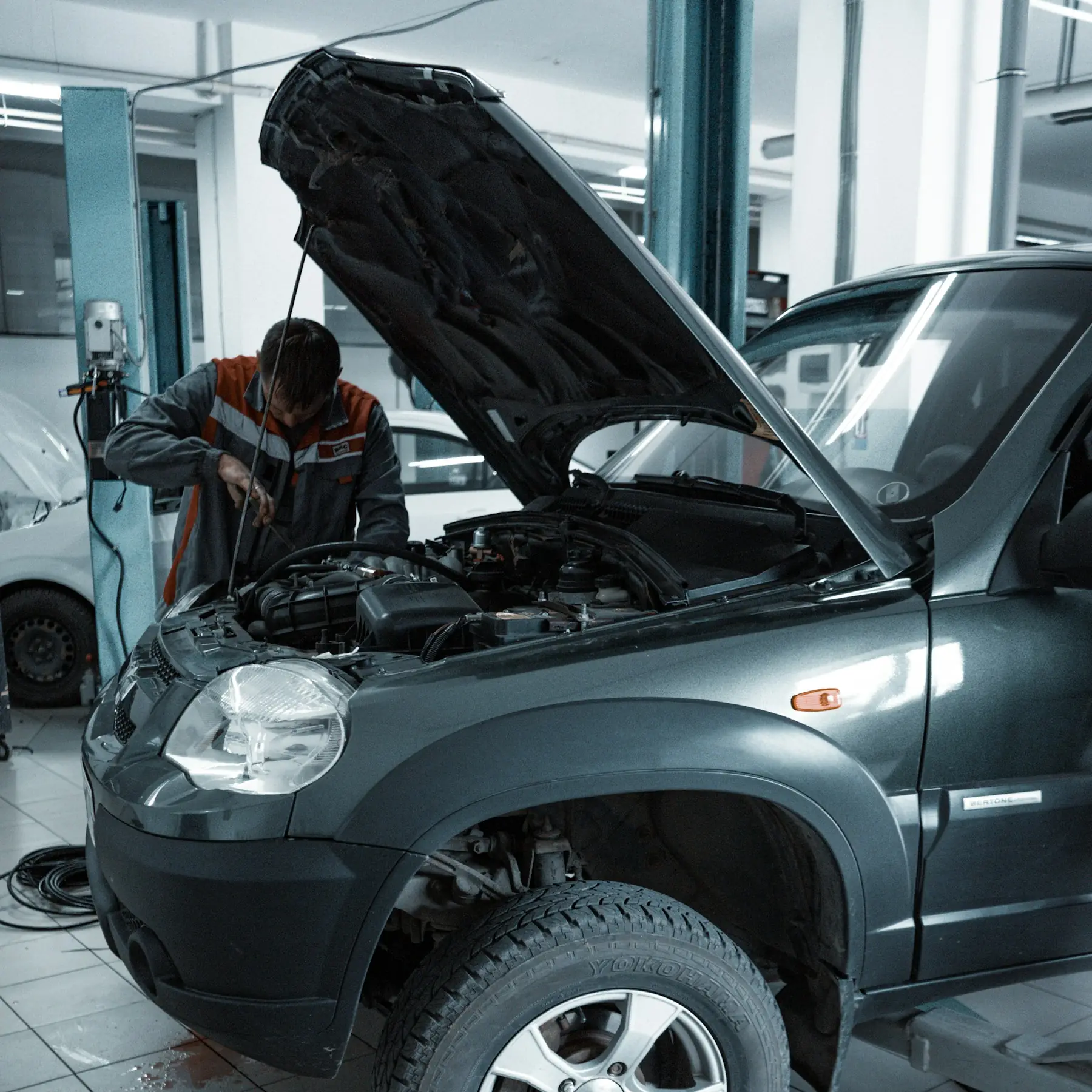 Mechanik przy otwartej masce samochodu