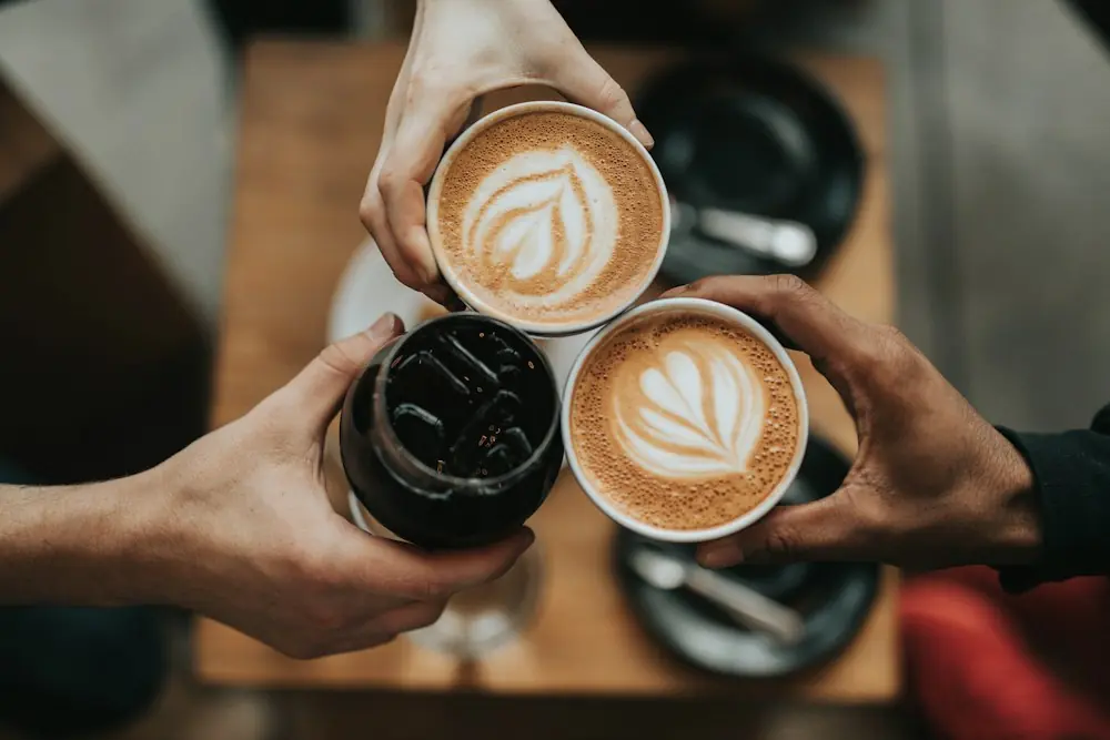 Dwie kawy z latte art